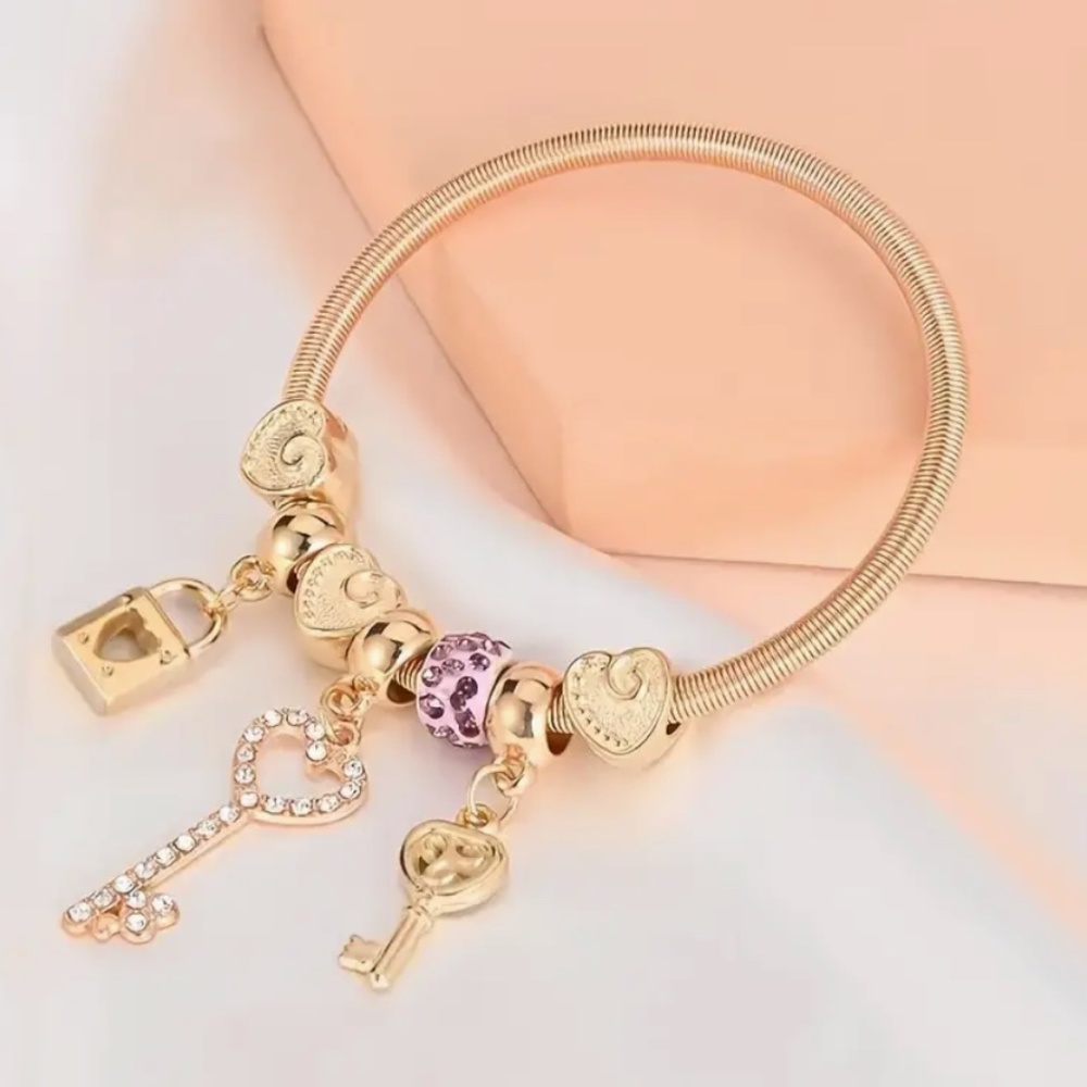Golden Bracelet, Key Lock And Heart-Shaped Faux Diamond Pendant - Picture 1 of 6